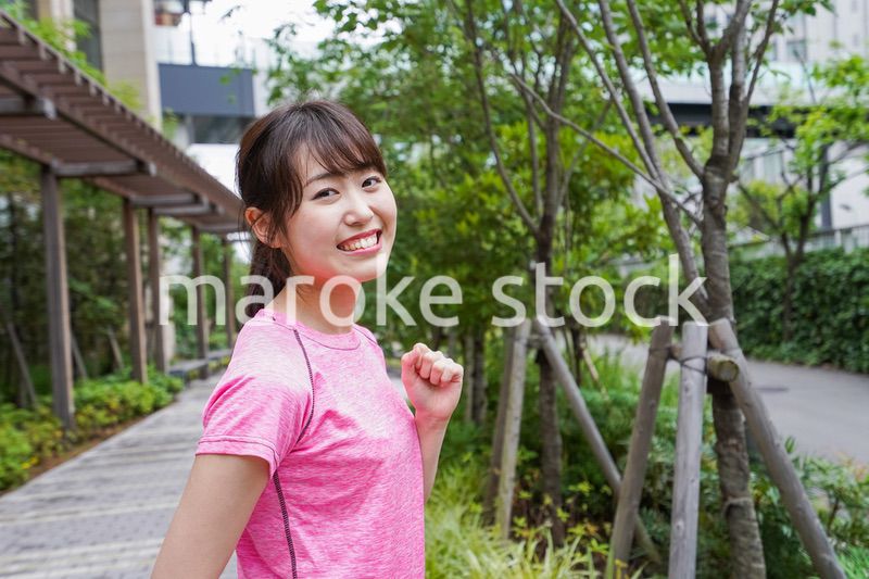 ランニングする女性