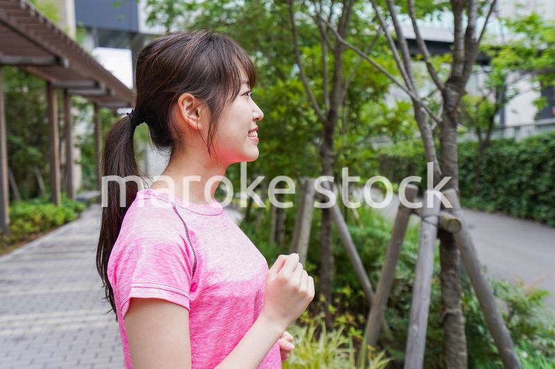 ランニングする女性