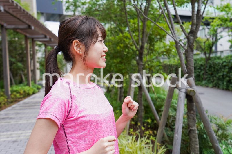 ランニングする女性