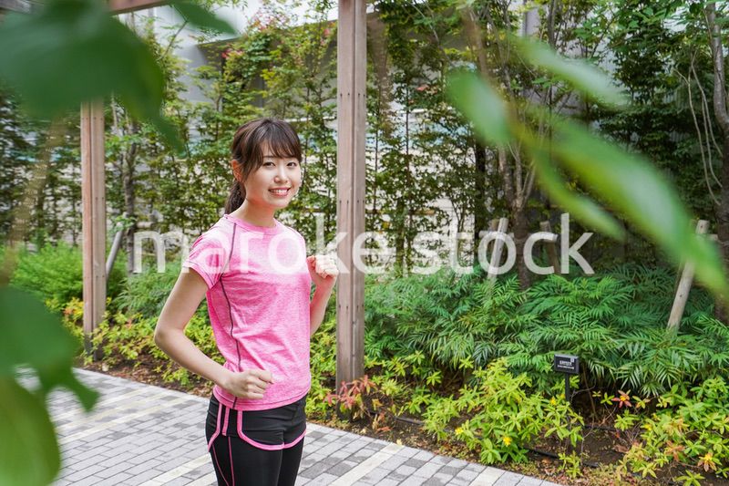 ランニングする女性