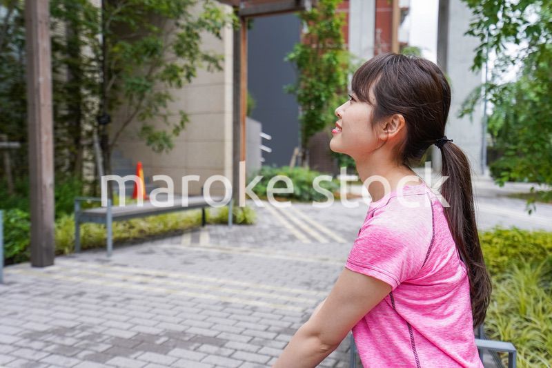 ストレッチする女性