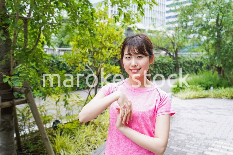 ストレッチする女性