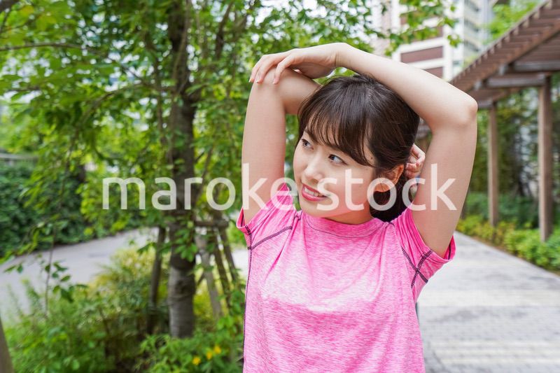 ストレッチする女性