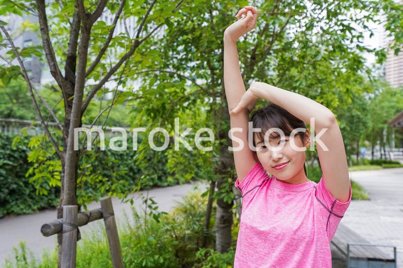 ストレッチする女性