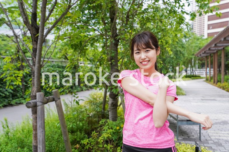 ストレッチする女性