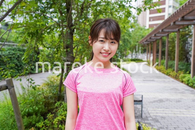 ランニングする女性