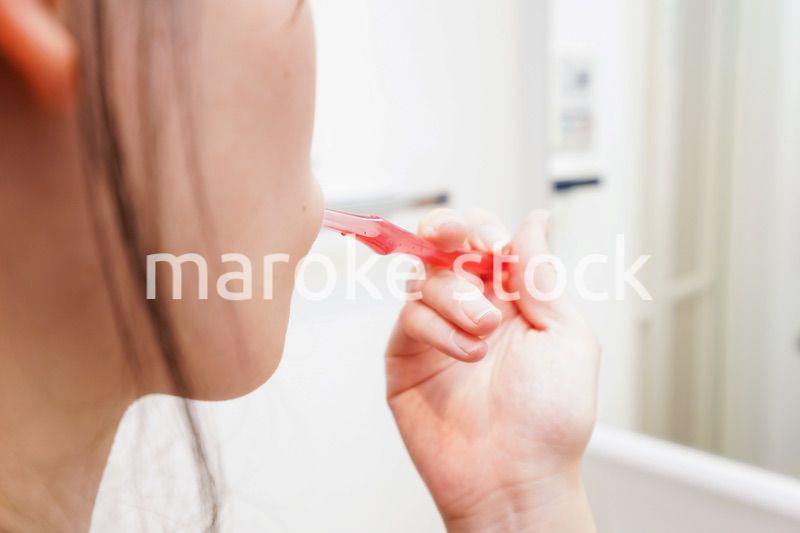 歯磨きをする女性