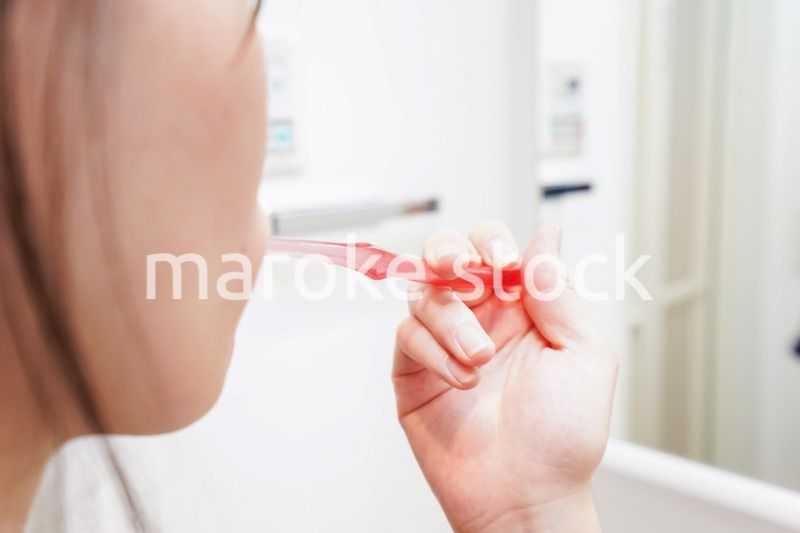 歯磨きをする女性