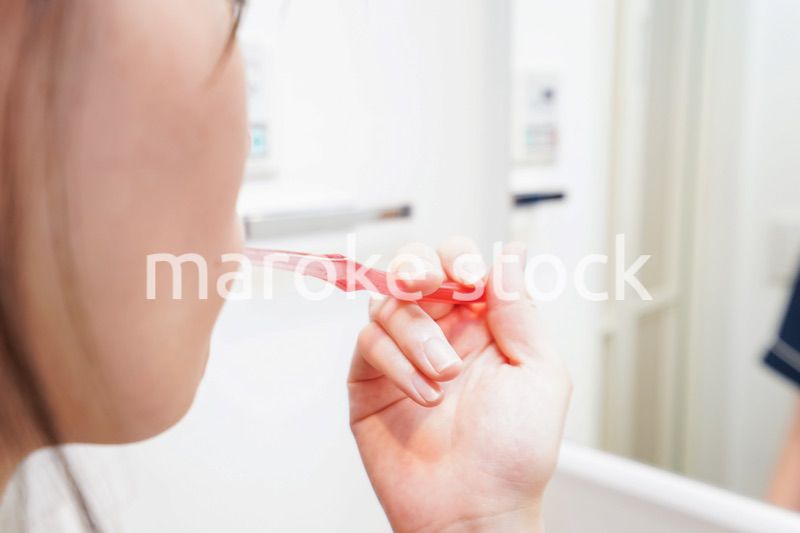 歯磨きをする女性