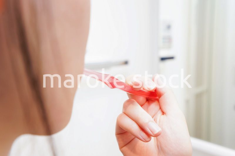 歯磨きをする女性