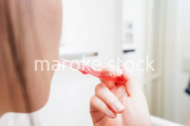 歯磨きをする女性