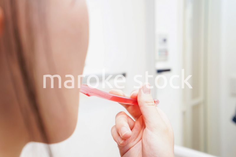 歯磨きをする女性