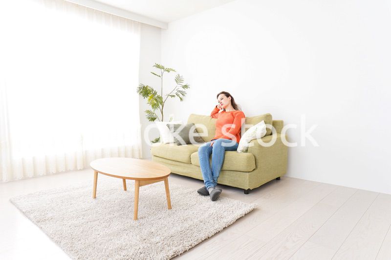 家でテレビを見る女性