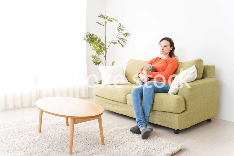 家でテレビを見る女性