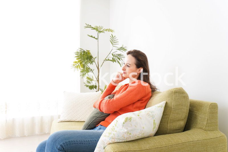 家でテレビを見る女性