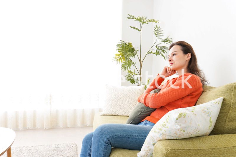 家でテレビを見る女性