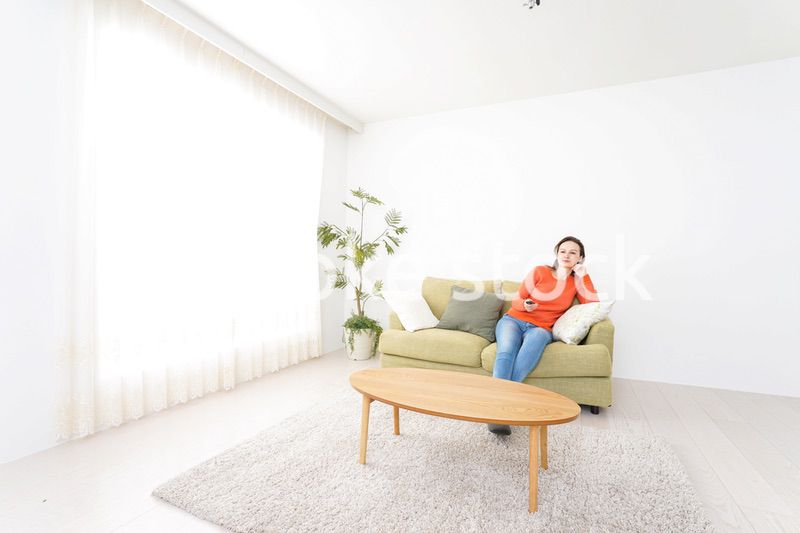 家でテレビを見る女性