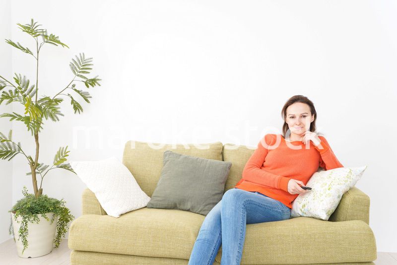 家でテレビを見る女性