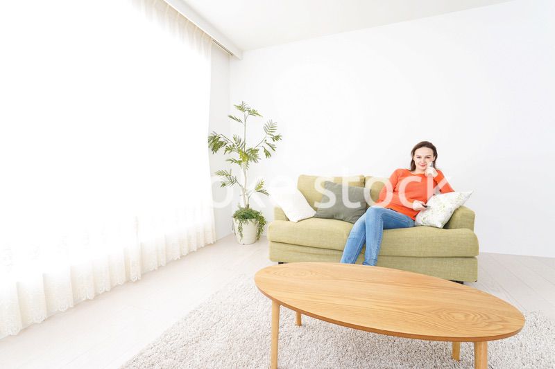 家でテレビを見る女性