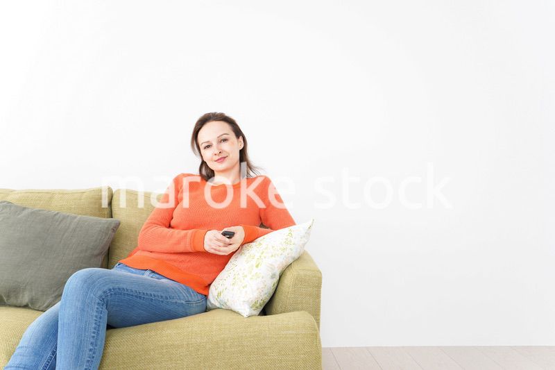 家でテレビを見る女性