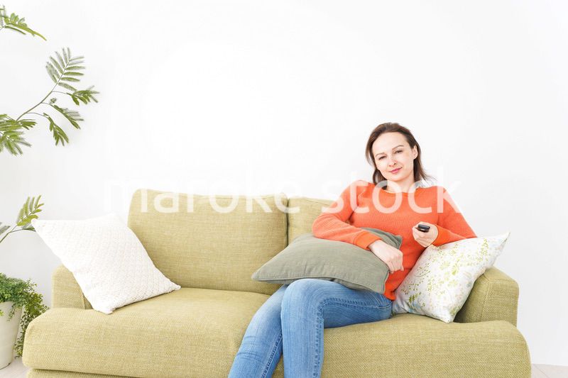 家でテレビを見る女性