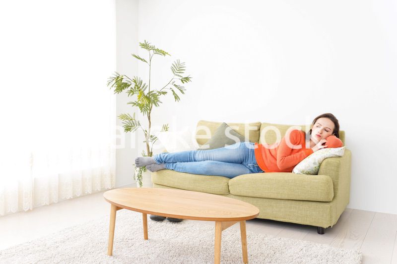 家で仮眠を取る女性
