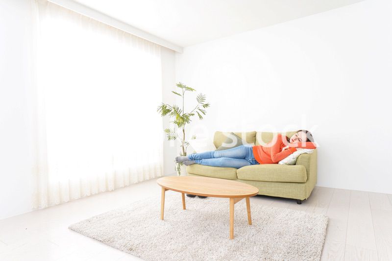 家で仮眠を取る女性