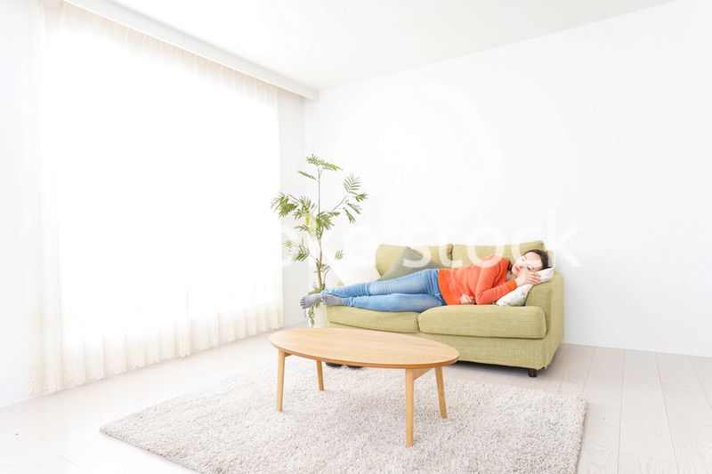 家で仮眠を取る女性