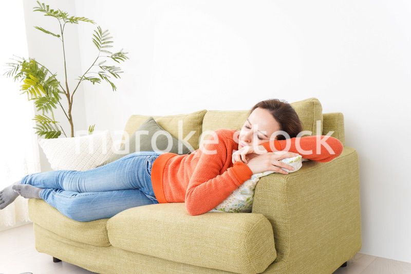 家で仮眠を取る女性