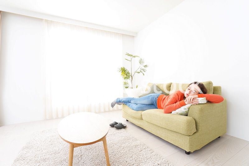 家で仮眠を取る女性