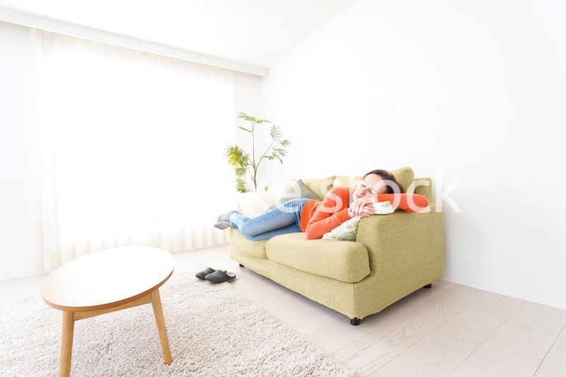 家で仮眠を取る女性