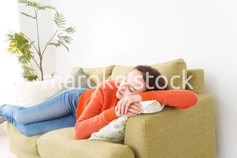 家で仮眠を取る女性