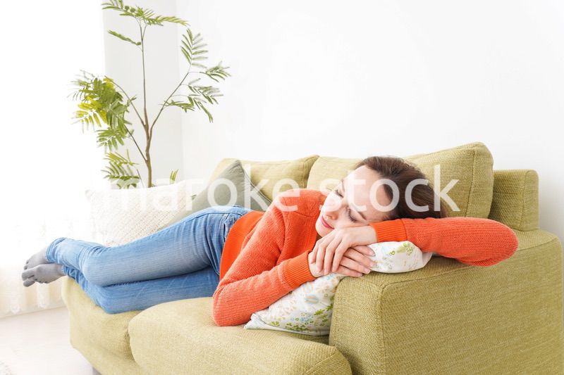 家で仮眠を取る女性