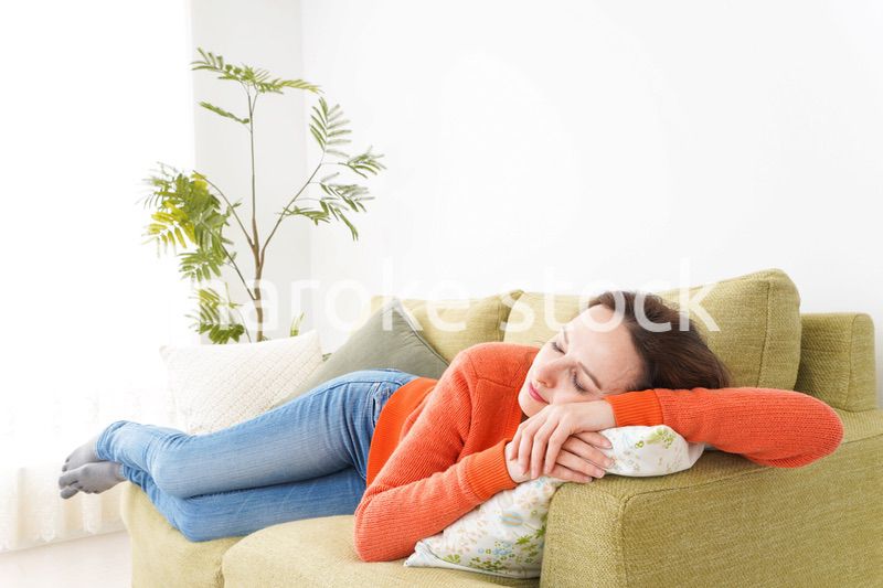 家で仮眠を取る女性