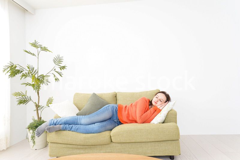 家で仮眠を取る女性