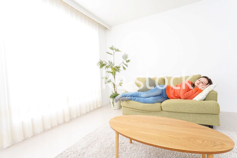 家で仮眠を取る女性