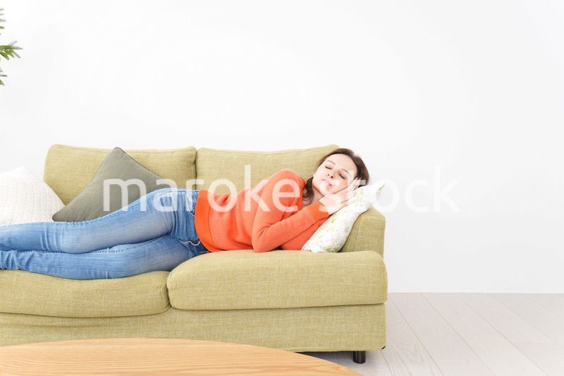 家で仮眠を取る女性