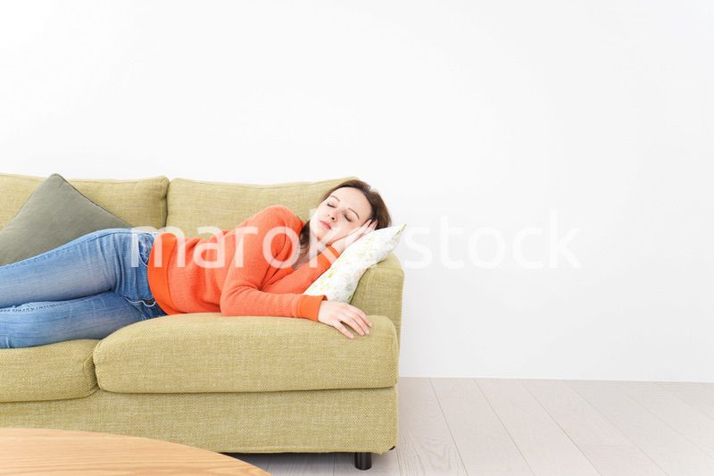 家で仮眠を取る女性