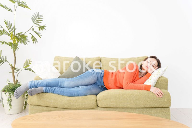 家で仮眠を取る女性