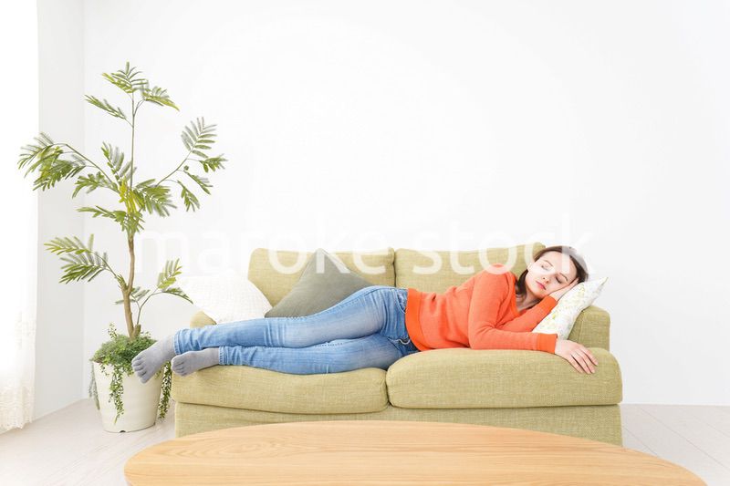家で仮眠を取る女性
