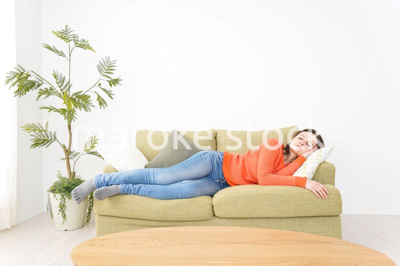 家で仮眠を取る女性