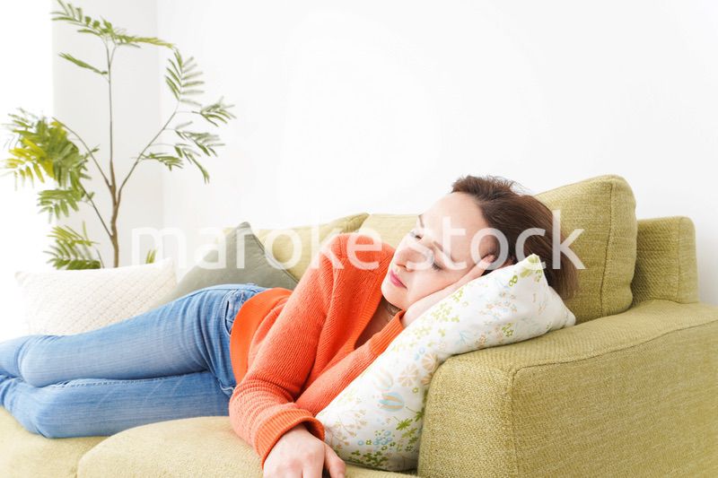 家で仮眠を取る女性