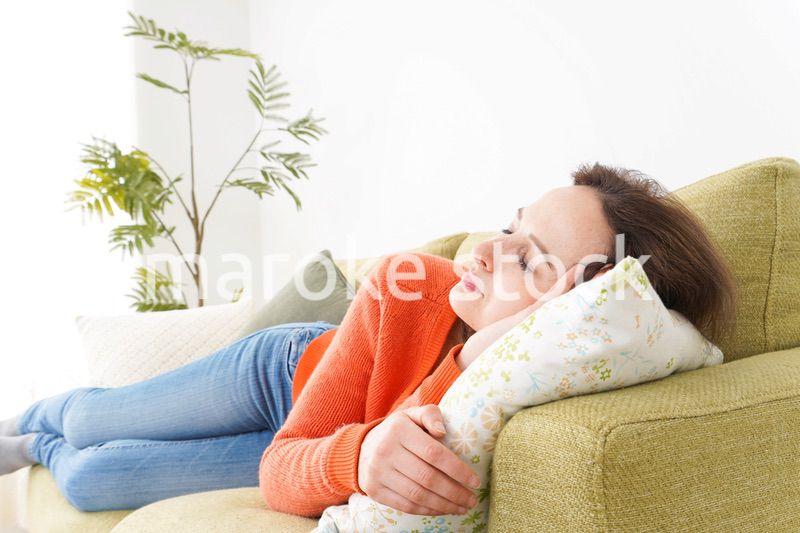 家で仮眠を取る女性