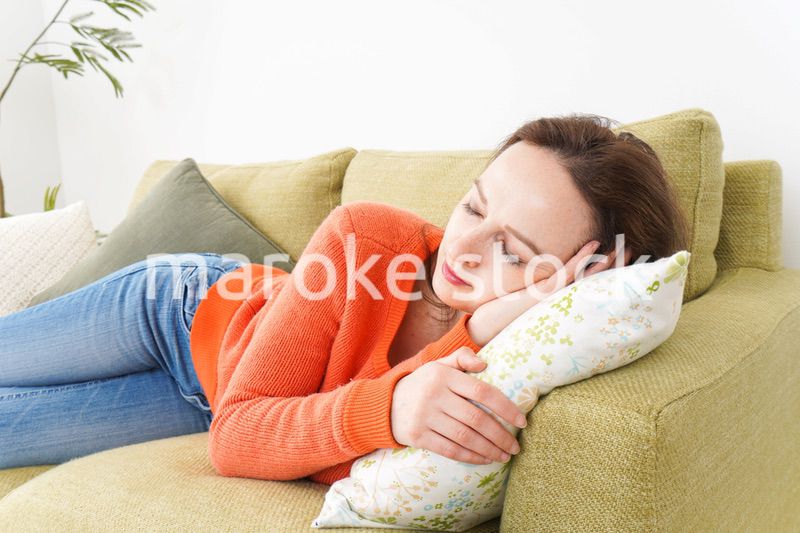 家で仮眠を取る女性