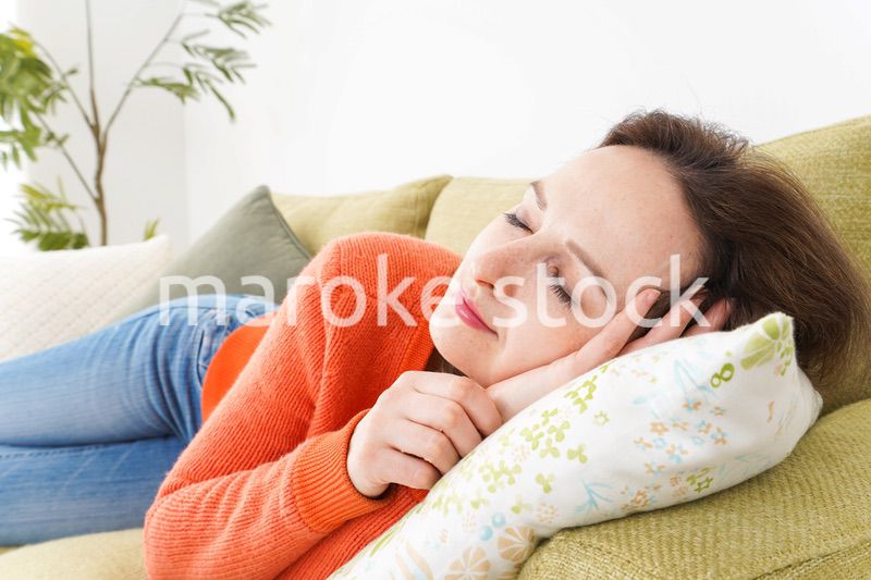 家で仮眠を取る女性