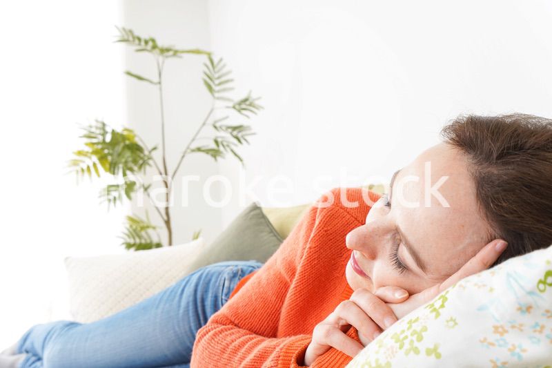 家で仮眠を取る女性