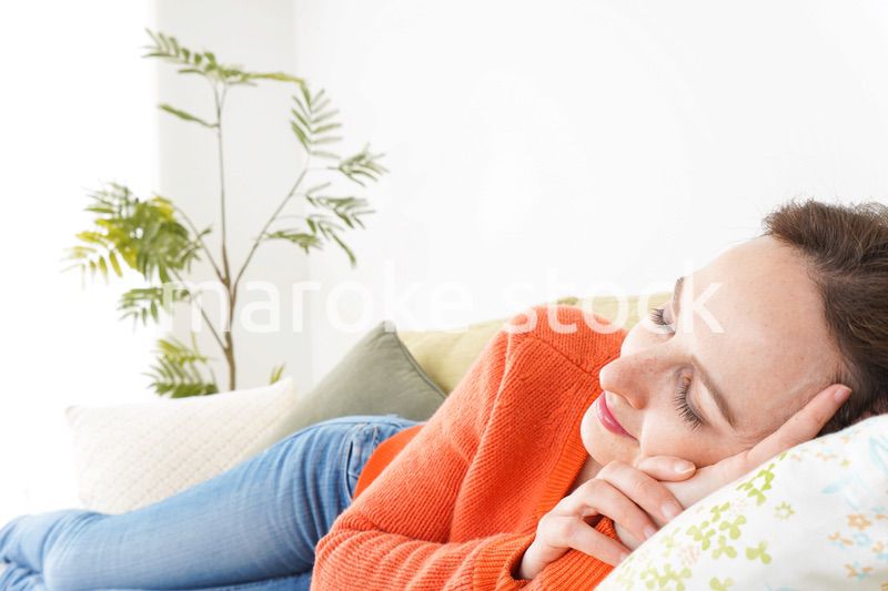 家で仮眠を取る女性