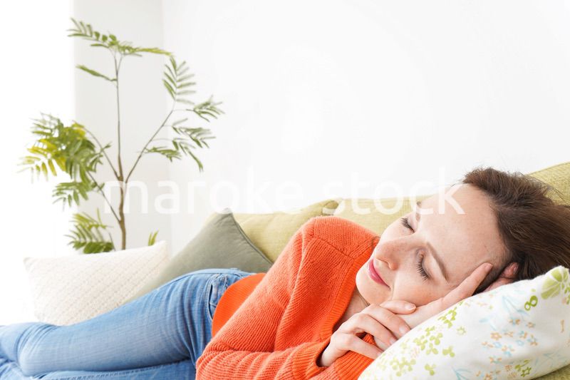 家で仮眠を取る女性