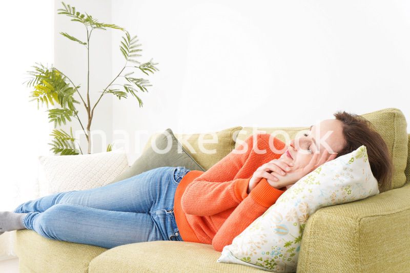 家で仮眠を取る女性