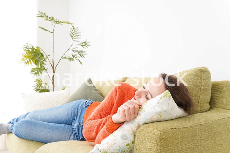 家で仮眠を取る女性